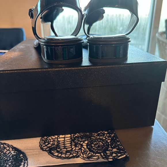 Chanel patent flower sandals - Picture 6 of 7